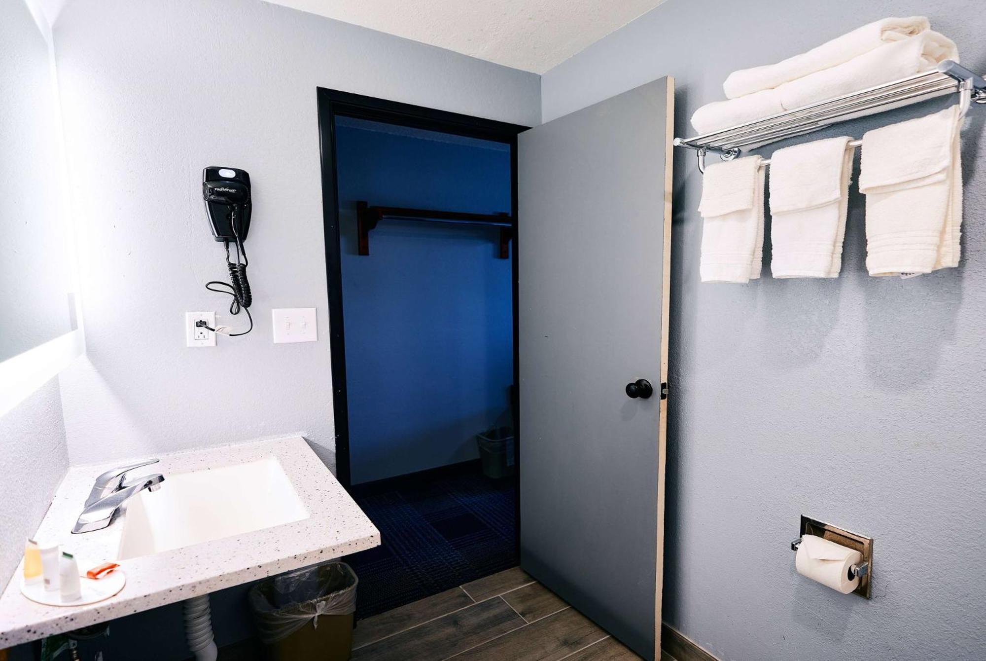 Hotel Super 8 By Wyndham Pueblo Extérieur photo