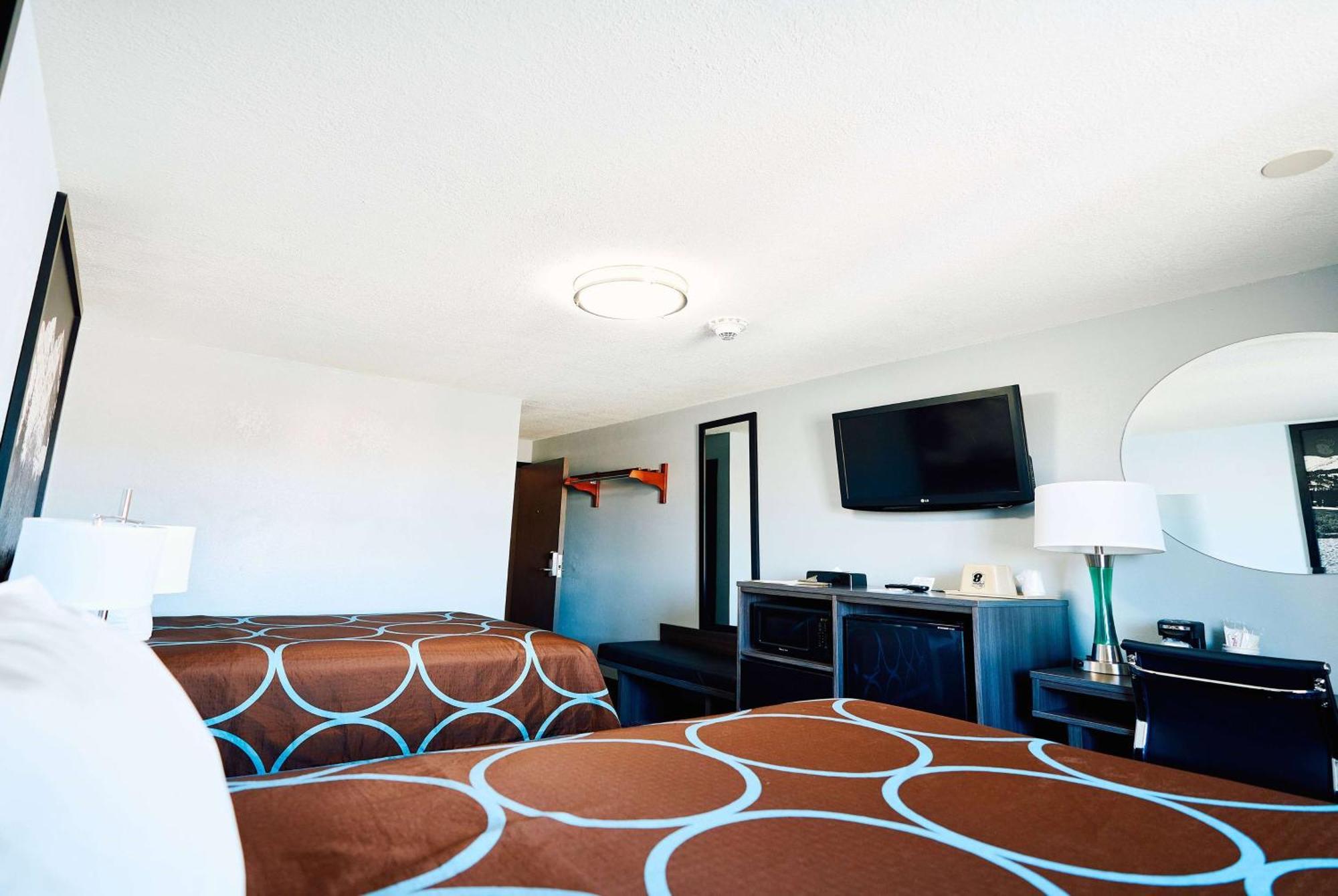 Hotel Super 8 By Wyndham Pueblo Extérieur photo
