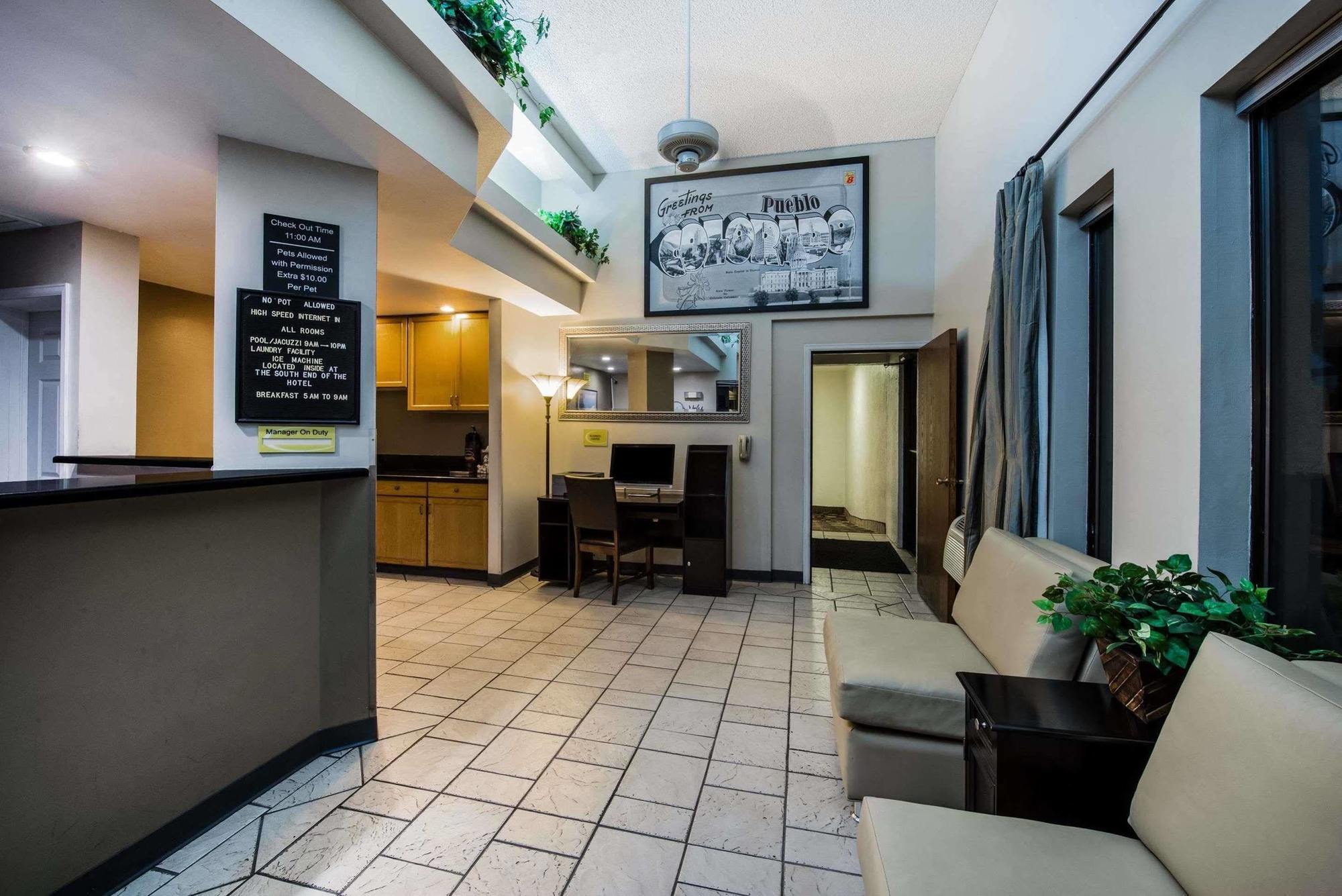 Hotel Super 8 By Wyndham Pueblo Extérieur photo
