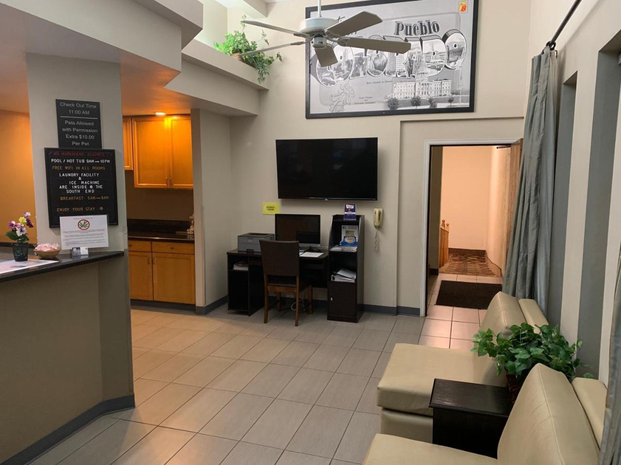 Hotel Super 8 By Wyndham Pueblo Extérieur photo